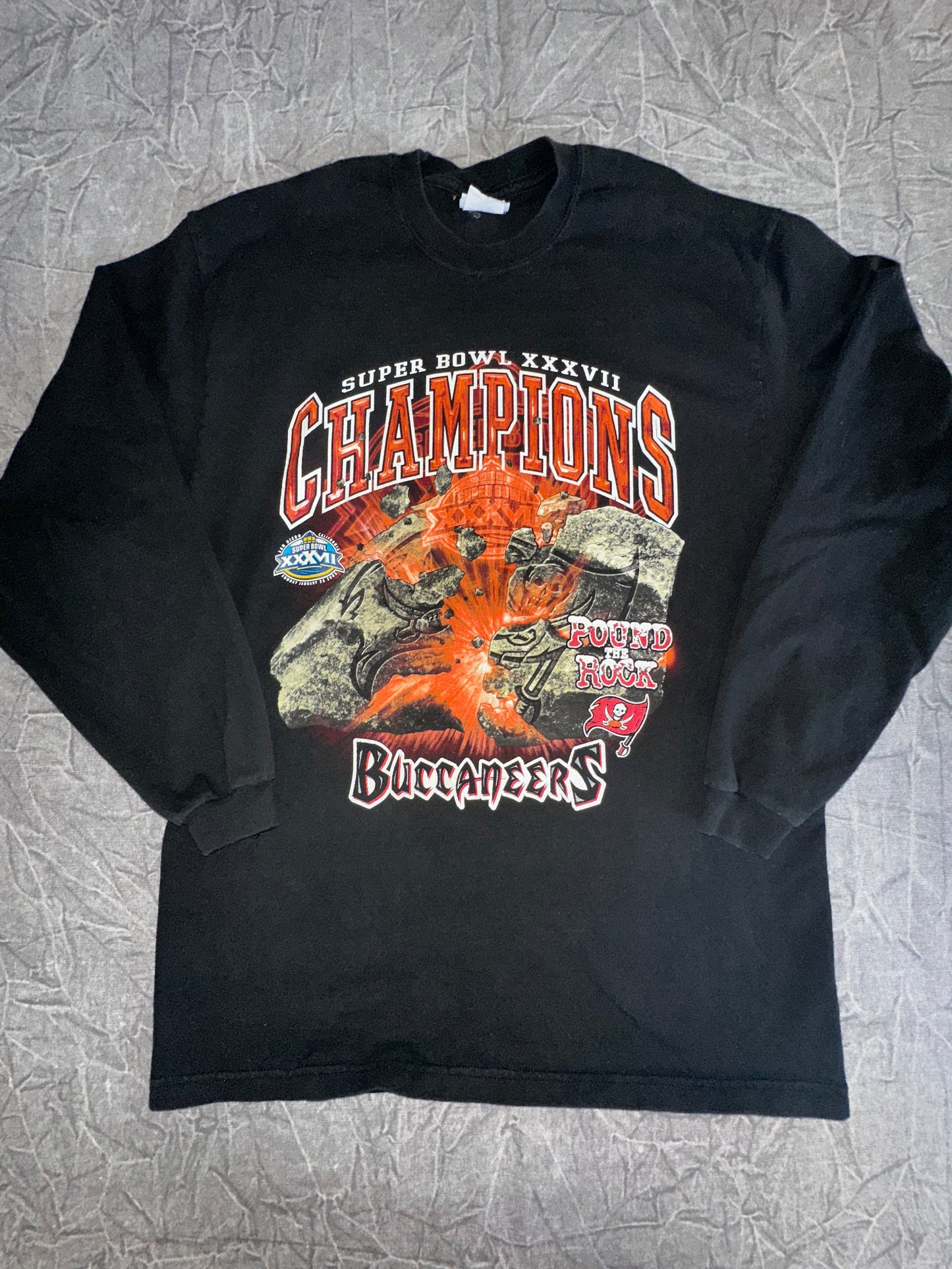 Vintage Tampa Bay Buccaneers Superbowl Champions XXXVII "Pound the Rock" NFL Football Long Sleeve